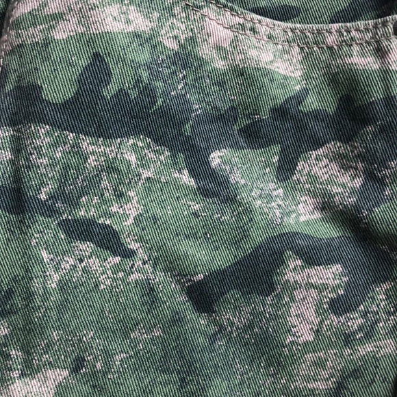 High rise camo print denim shorts - Picture 3 of 3